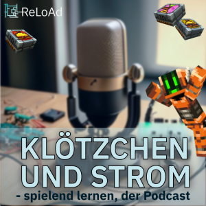 Podcast Mikrofon, zwei Männchen eines in Gelb eines in Orange, Schriftzug Klötzchen und Strom - spielend lernen der Podcast
